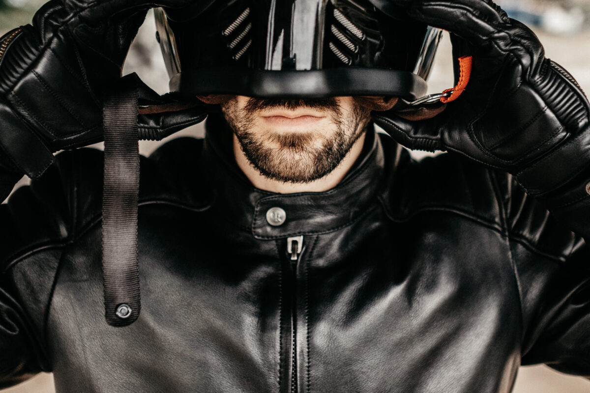 Casque moto intégral haut de gamme illustrant les critères de durabilité
