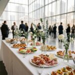 Table de buffet froid élégante lors d'un événement d'entreprise avec charcuterie, légumes frais et canapés colorés