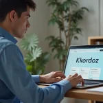Jeune homme au bureau utilisant la plateforme Kordoz