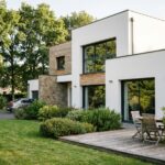 Maison individuelle moderne en périphérie de Rennes avec jardin verdoyant et terrasse en bois