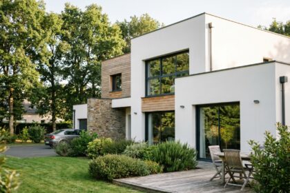 Maison individuelle moderne en périphérie de Rennes avec jardin verdoyant et terrasse en bois