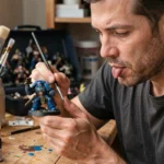 Peintre de figurines Warhammer appliquant une contrast paint Citadel sur un Space Marine en gros plan