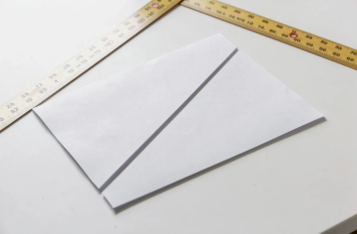 Rectangle de papier coupé en deux triangles rectangles par sa diagonale