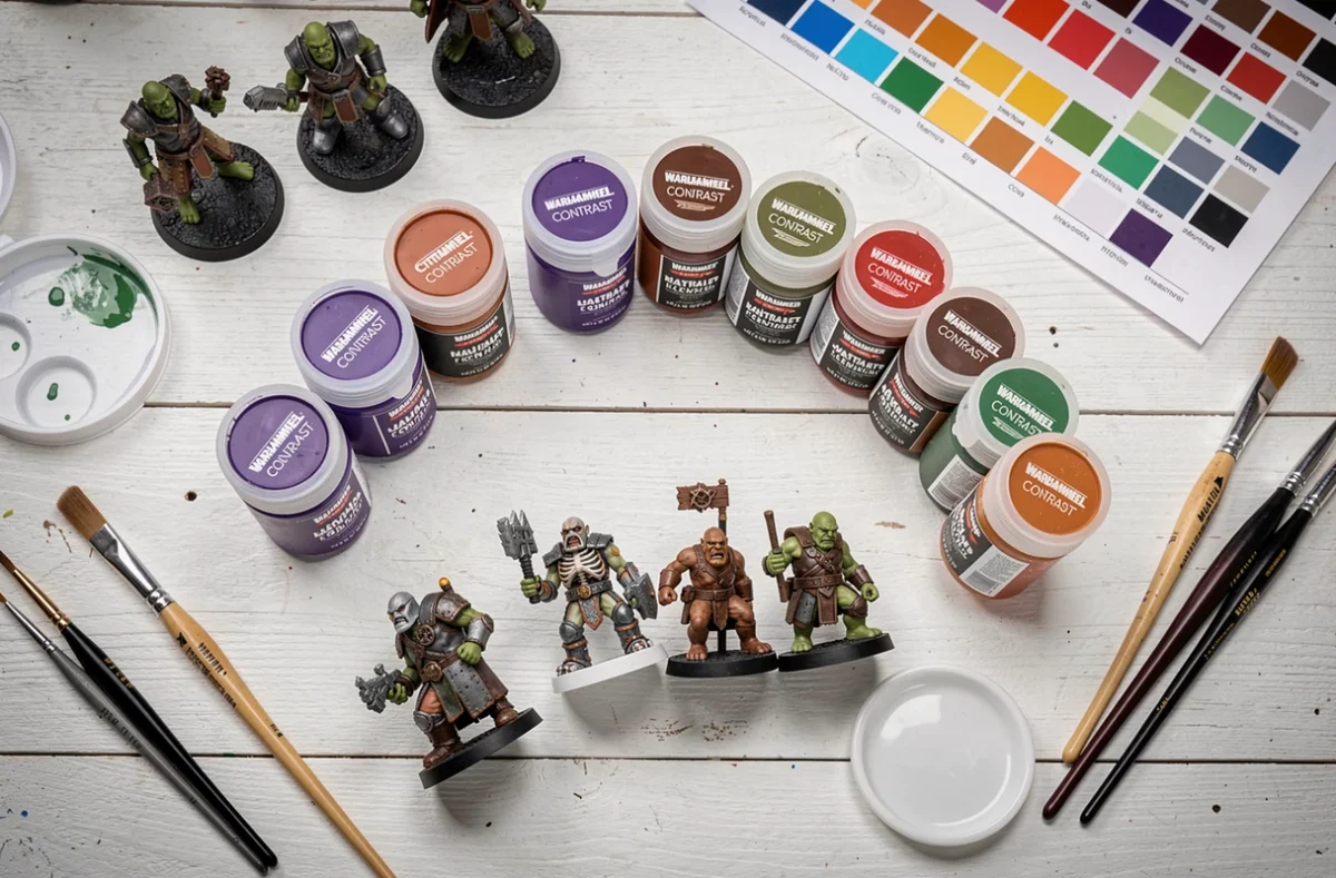 Vue aérienne d'une station de peinture Warhammer avec des contrast paints Citadel et miniatures en cours de peinture